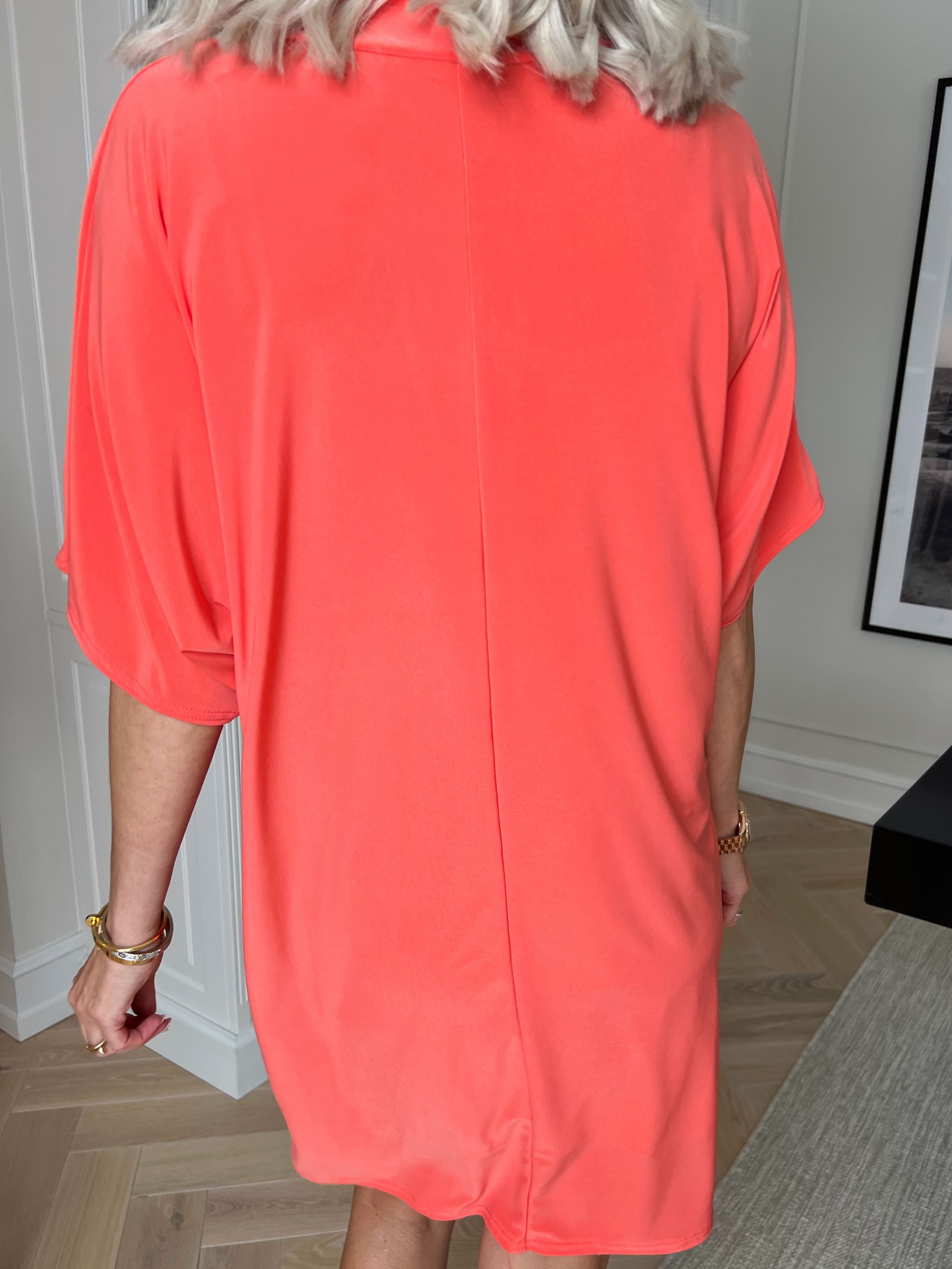 Lenna - Simpel ensfarvet kjole i elastisk stof